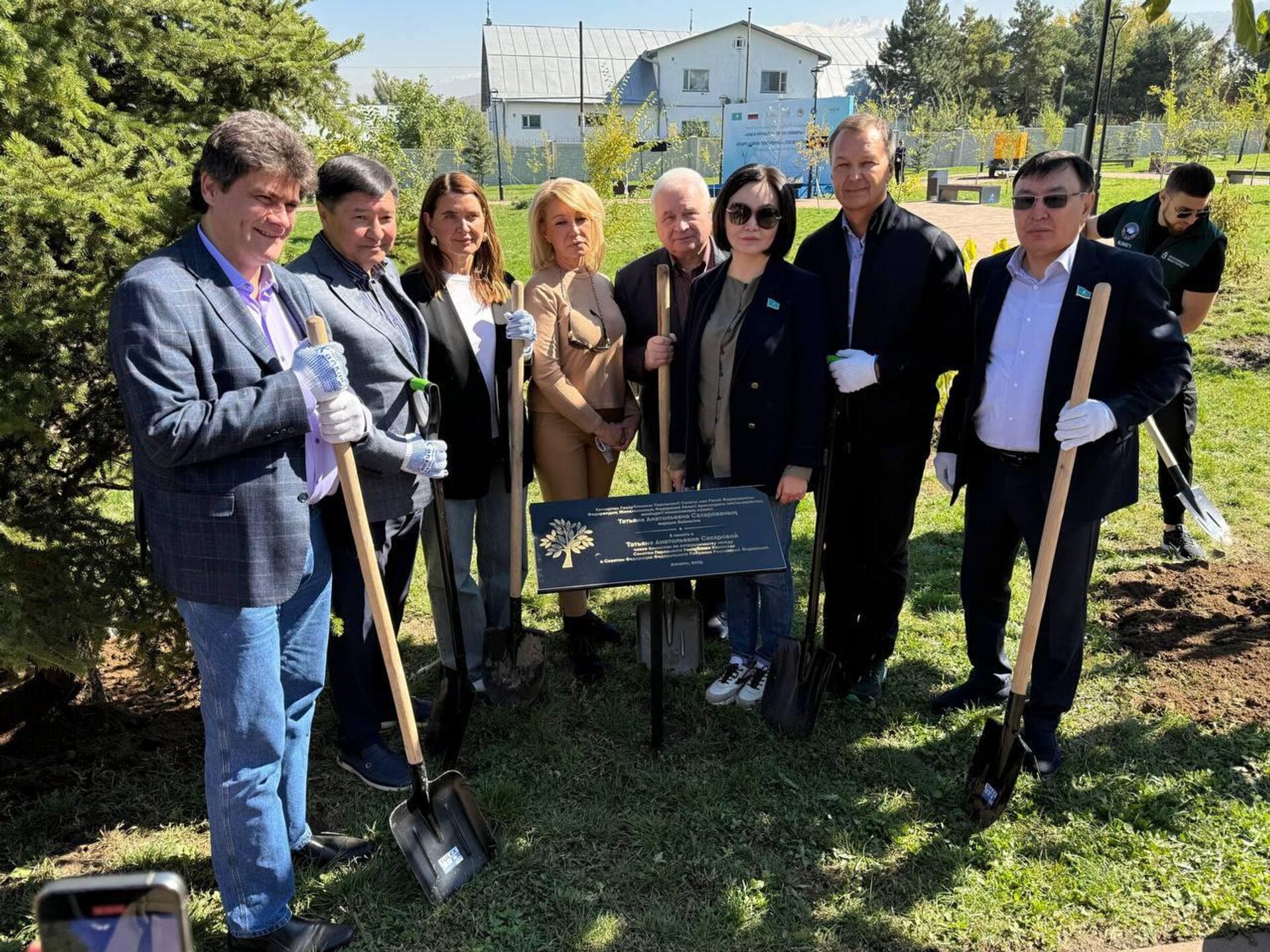 В Алматы представители Совета Федерации РФ и казахстанские парламентарии приняли участие в мероприятиях в честь 80-летия Победы В Алматы представители Совета Федерации РФ и казахстанские парламентарии приняли участие в мероприятиях в честь 80-летия Победы - Sputnik Казахстан, 1920, 26.09.2025