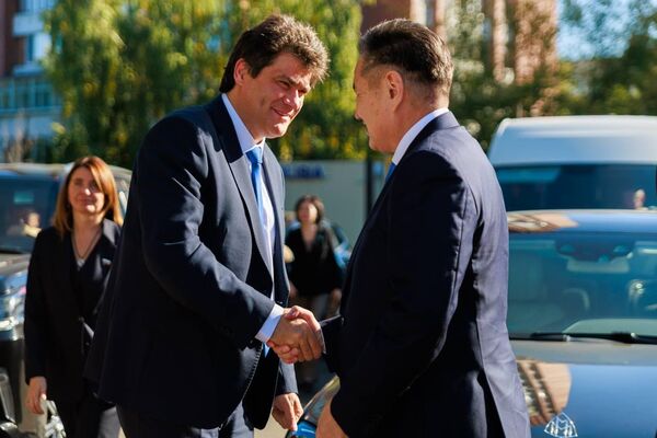 Парламентарии и сенаторы России и Казахстана возложили цветы к Вечному огню в Усть-Каменогорске Парламентарии и сенаторы России и Казахстана возложили цветы к Вечному огню в Усть-Каменогорске - Sputnik Казахстан