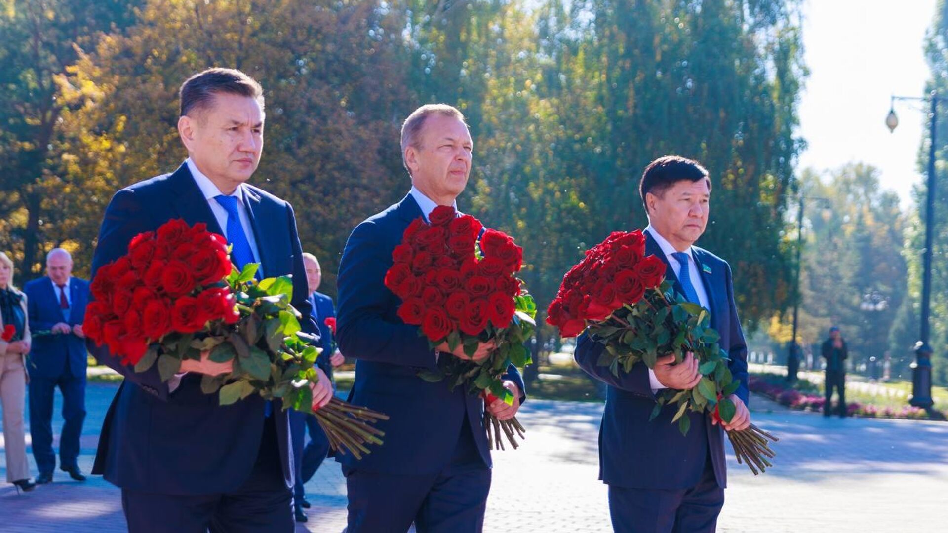 Аким ВКО Сактаганов, первый зампредседателя Совфеда РФ Яцкин и депутат сената Асанов возложили цветы к Вечному огню в Усть-Каменогорске Аким ВКО Сактаганов, первый зампредседателя Совфеда РФ Яцкин и депутат сената Асанов возложили цветы к Вечному огню в Усть-Каменогорске - Sputnik Казахстан, 1920, 26.09.2025