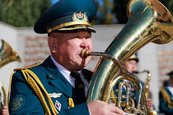 Парламентарии и сенаторы России и Казахстана возложили цветы к Вечному огню в Усть-Каменогорске Парламентарии и сенаторы России и Казахстана возложили цветы к Вечному огню в Усть-Каменогорске - Sputnik Казахстан
