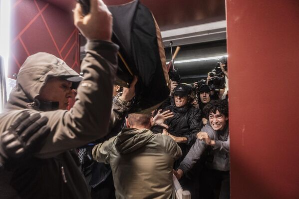 Кадры столкновения между протестующими и полицией во время демонстрации против продолжающихся израильских нападений в секторе Газа во время всеобщей забастовки в Милане, Италия. - Sputnik Казахстан