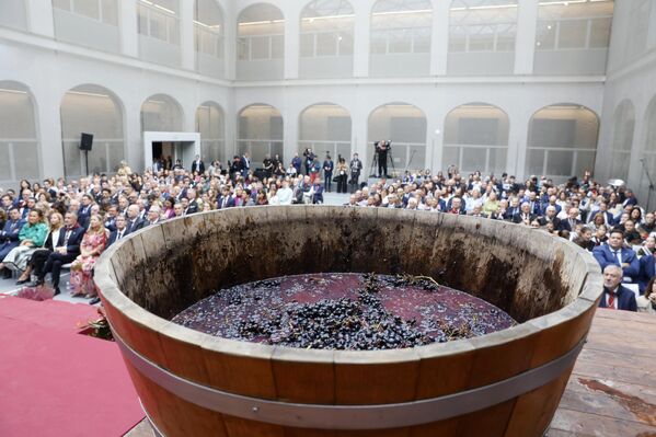 Виноградное сусло в бочке на празднике в честь начала сбора винограда в Испании. - Sputnik Казахстан