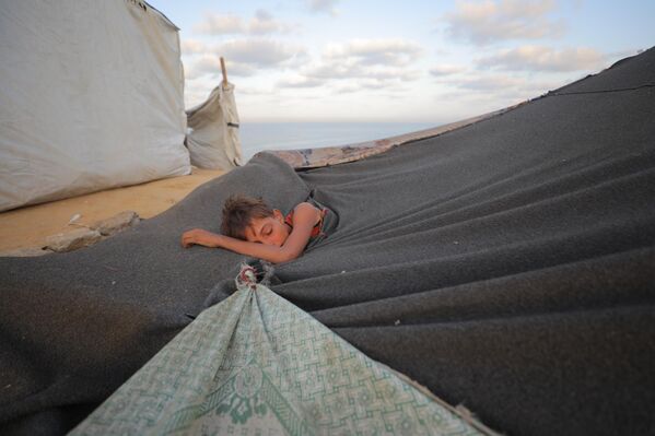 Палестинцы из сектора Газа, вынужденные бежать с севера на юг после израильских авиаударов и начала наземной операции. - Sputnik Казахстан
