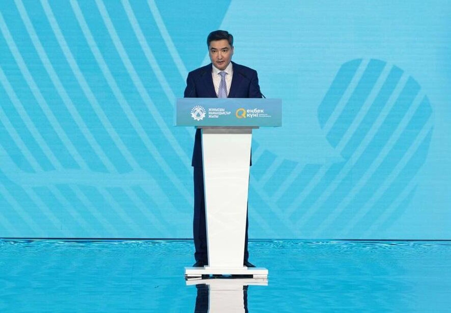 Олжас Бектенов от имени президента вручил награды представителям рабочих профессий  - Sputnik Қазақстан, 1920, 28.09.2025