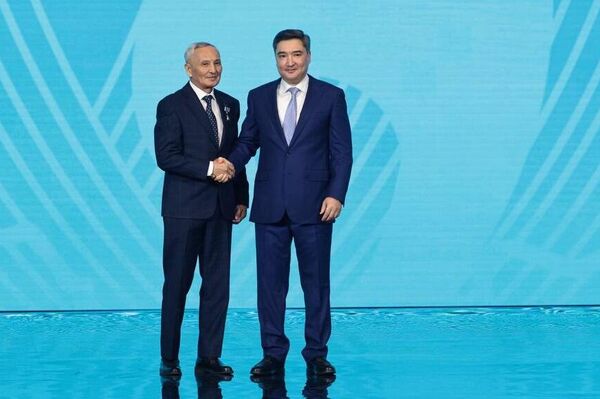 Олжас Бектенов от имени президента вручил награды представителям рабочих профессий  - Sputnik Қазақстан