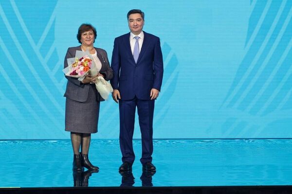 Олжас Бектенов от имени президента вручил награды представителям рабочих профессий  - Sputnik Қазақстан