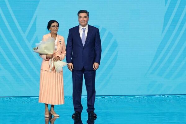 Олжас Бектенов от имени президента вручил награды представителям рабочих профессий  - Sputnik Қазақстан