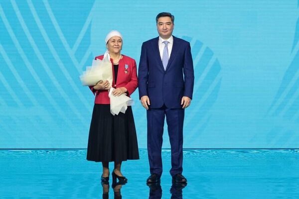 Олжас Бектенов от имени президента вручил награды представителям рабочих профессий  - Sputnik Қазақстан