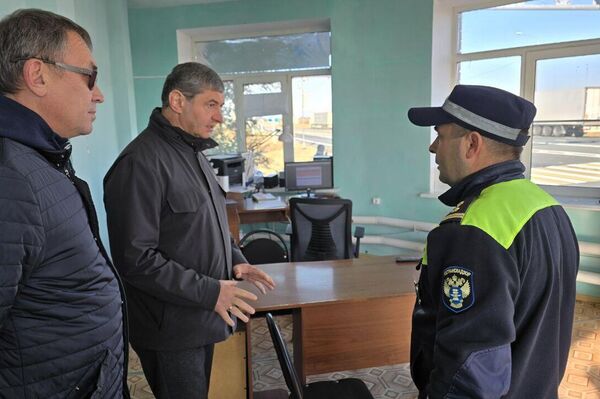 Агепсим Ашкалов посетил пункт пропуска Сагарчин на казахстанской границе - Sputnik Казахстан