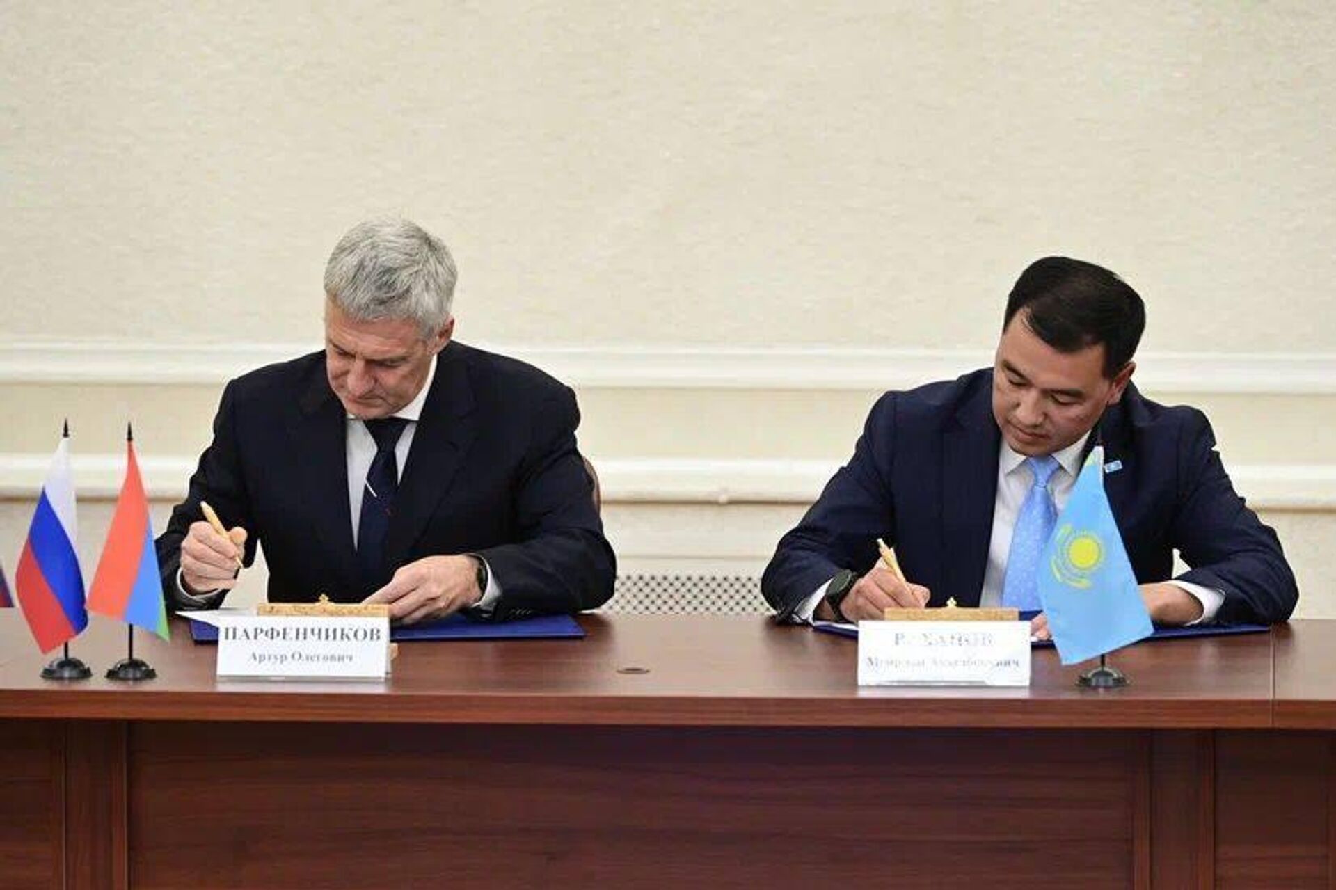 Глава Республики Карелия Артур Парфенчиков и замакима Абайской области Мейирлан Раханов  - Sputnik Казахстан, 1920, 27.09.2025