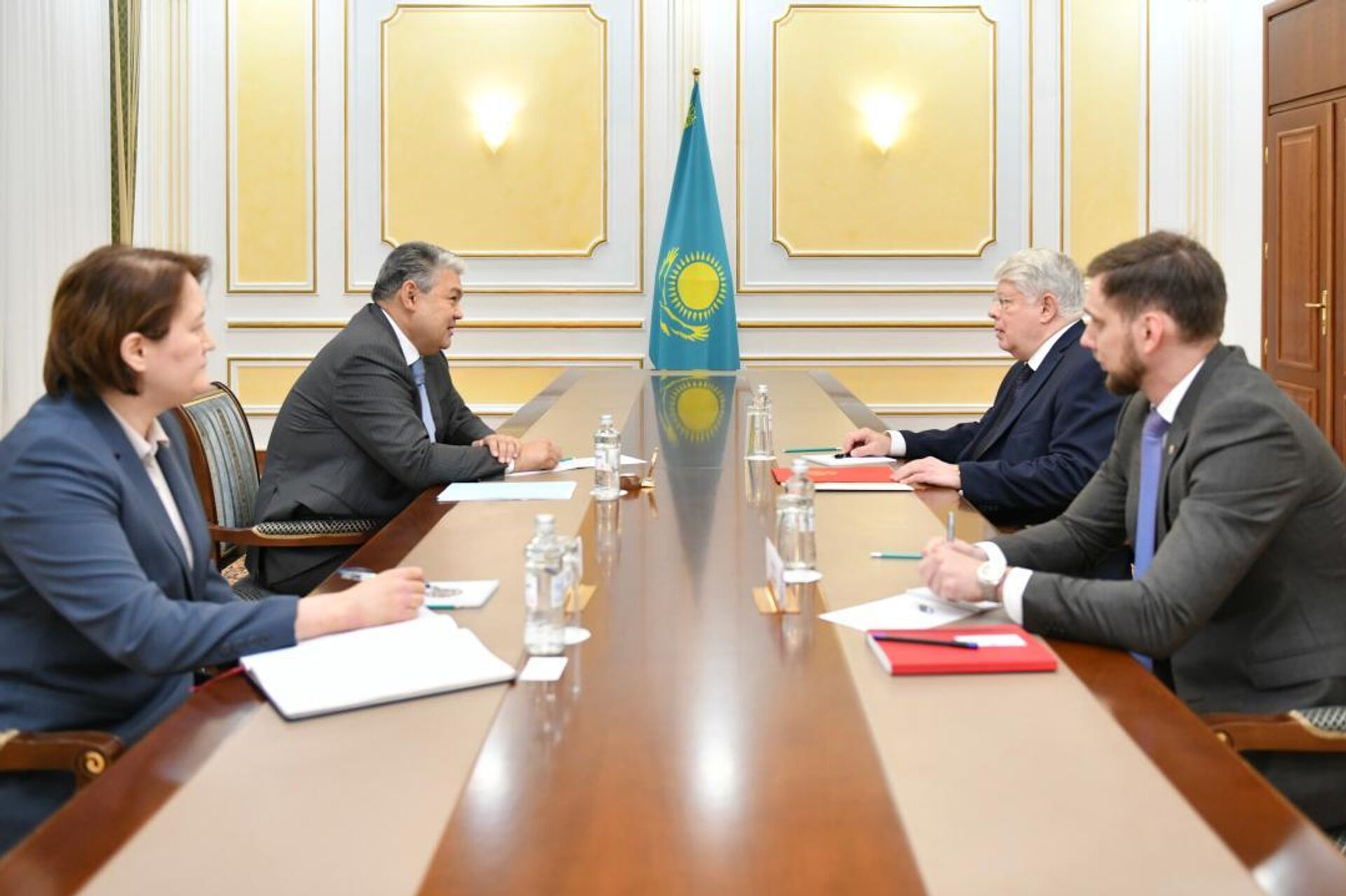 Глава МИД Казахстана Ермек Кошербаев принял посла России в Казахстане Алексея Бородавкина - Sputnik Казахстан, 1920, 28.11.2025