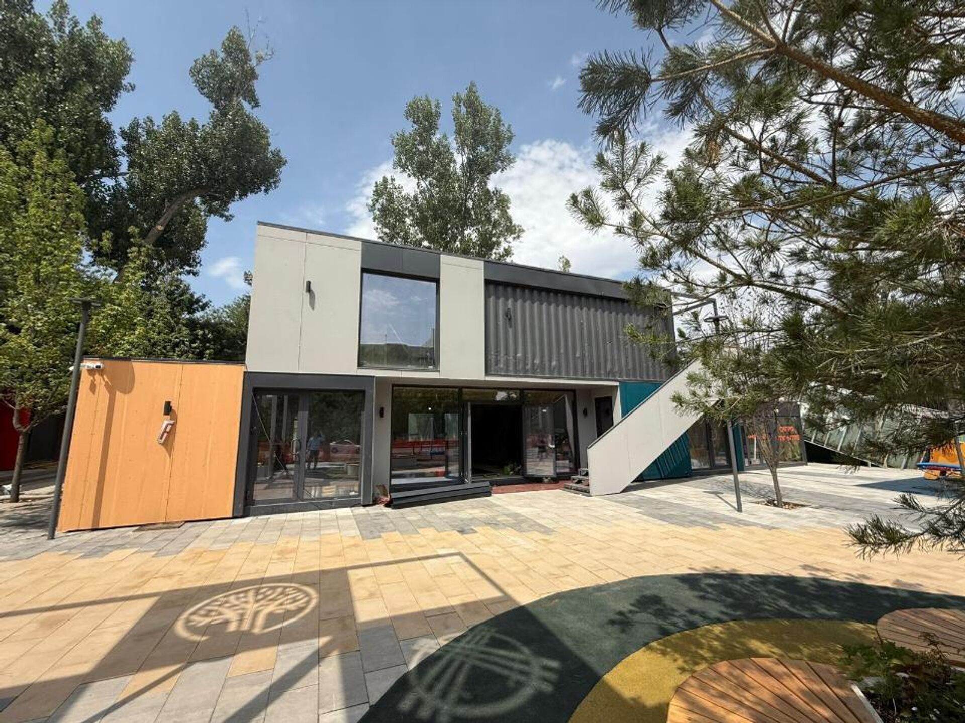 Бокс-парк из морских контейнеров открылся в Алматы - Sputnik Казахстан, 1920, 27.09.2025