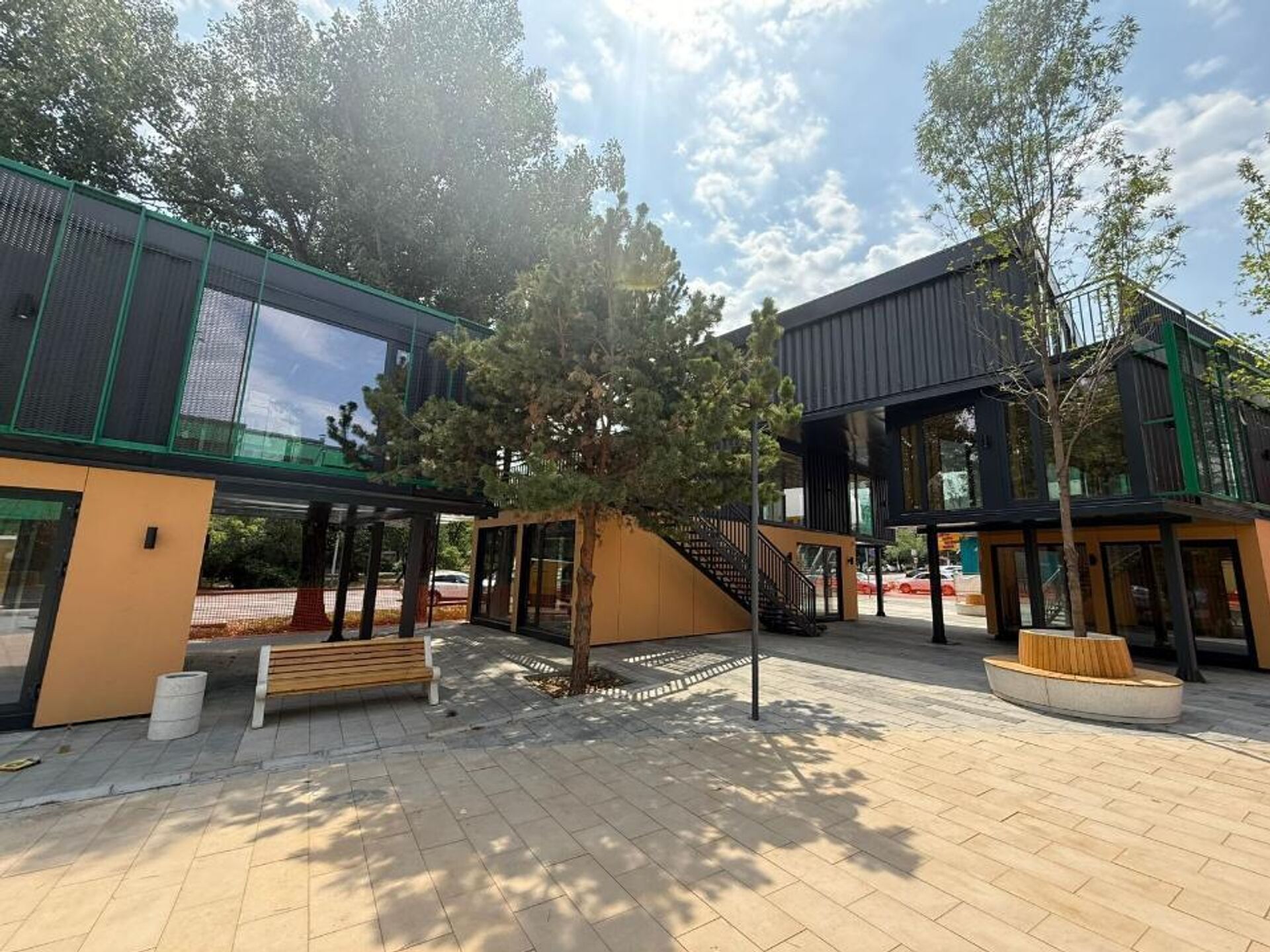 Бокс-парк из морских контейнеров открылся в Алматы - Sputnik Казахстан, 1920, 27.09.2025