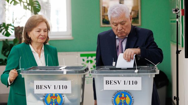 Сопредседатель Патриотического блока, бывший президент Молдавии Владимир Воронин голосует на участке в Кишиневе на парламентских выборах - Sputnik Казахстан