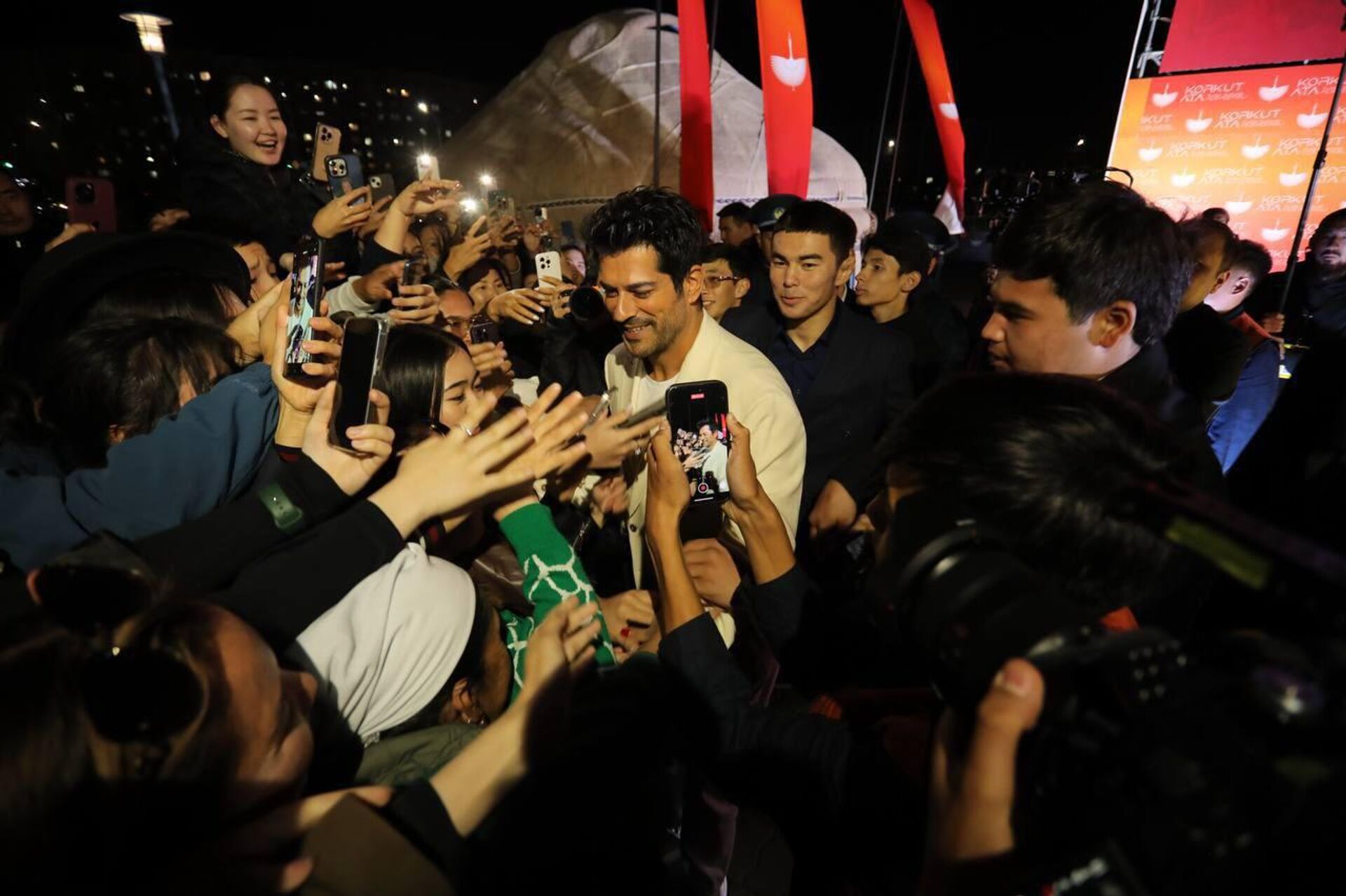 Бурак Озчивит на Международном кинофестивале тюркских стран в Актау - Sputnik Қазақстан, 1920, 02.10.2025