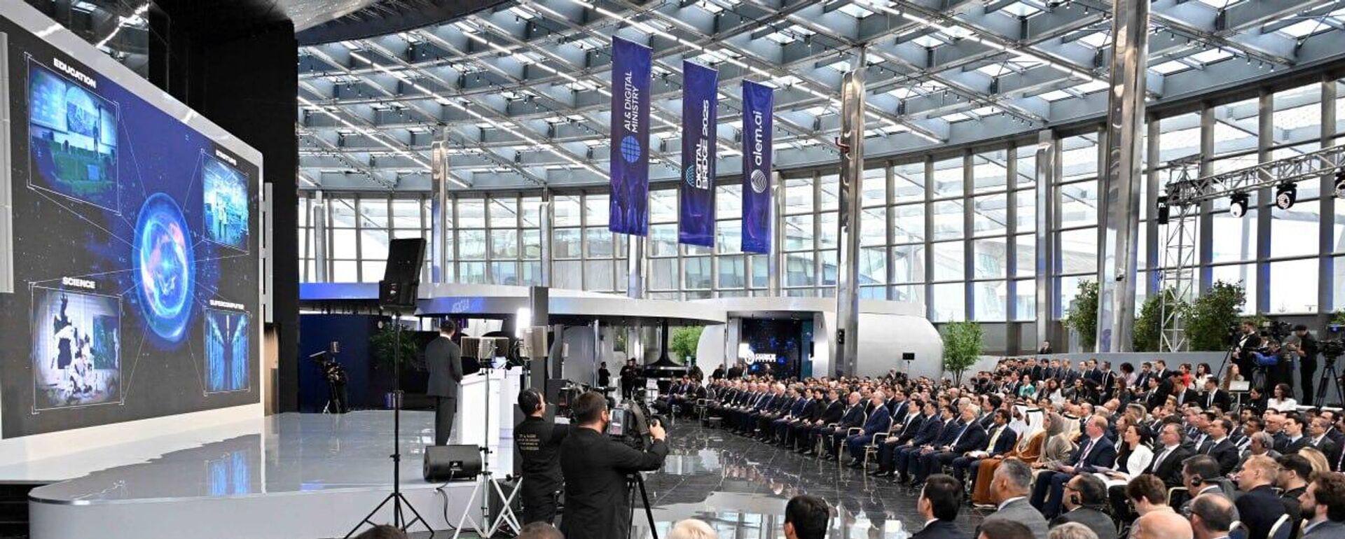 Гости и участники форума Digital Bridge 2025 в ожидании спикеров  - Sputnik Казахстан, 1920, 02.10.2025