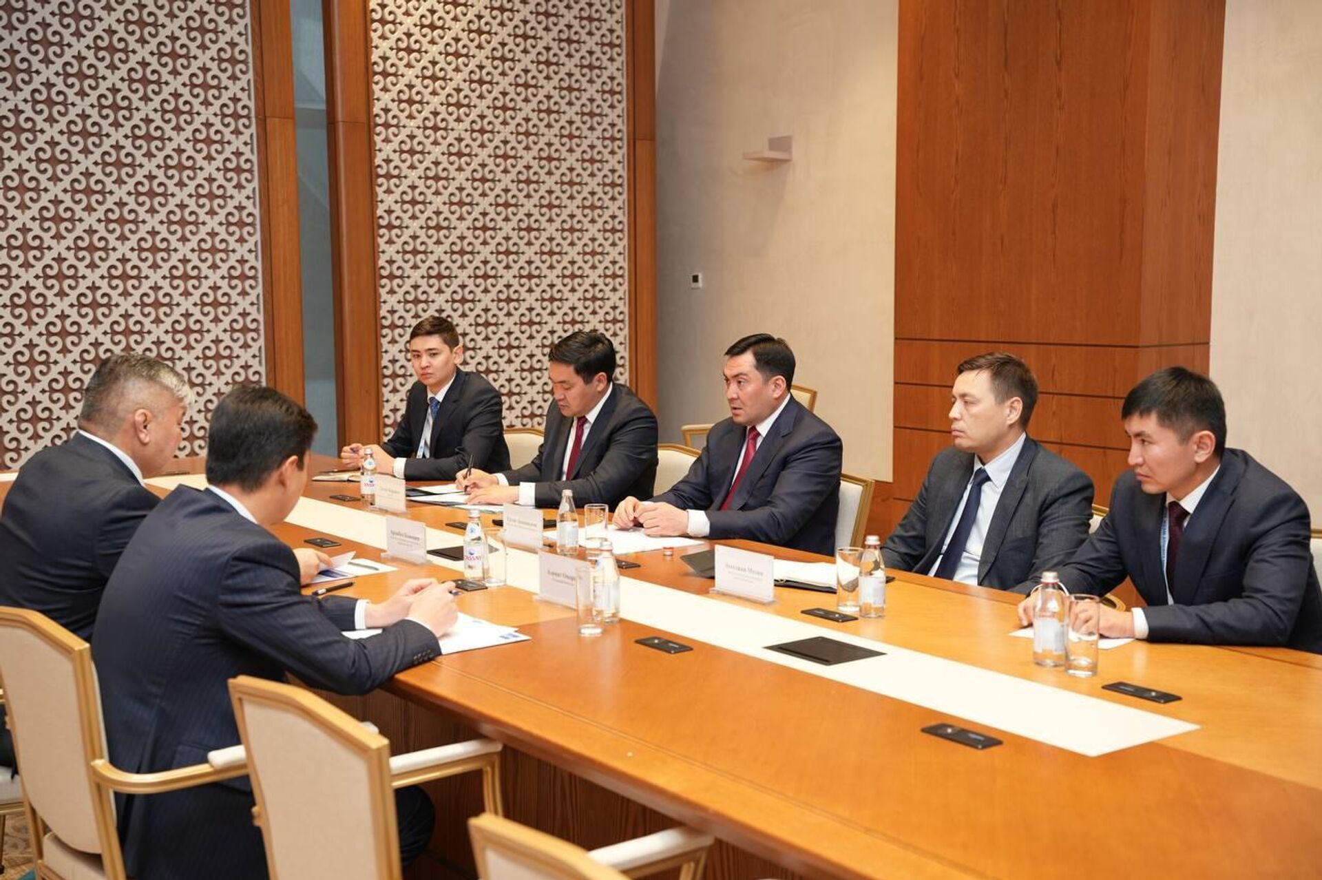 Министр энергетики Казахстана Ерлан Аккенженов встретился с министром по энергетике и инфраструктуре ЕЭК Арзыбеком Кожошевым в Астане - Sputnik Казахстан, 1920, 02.10.2025