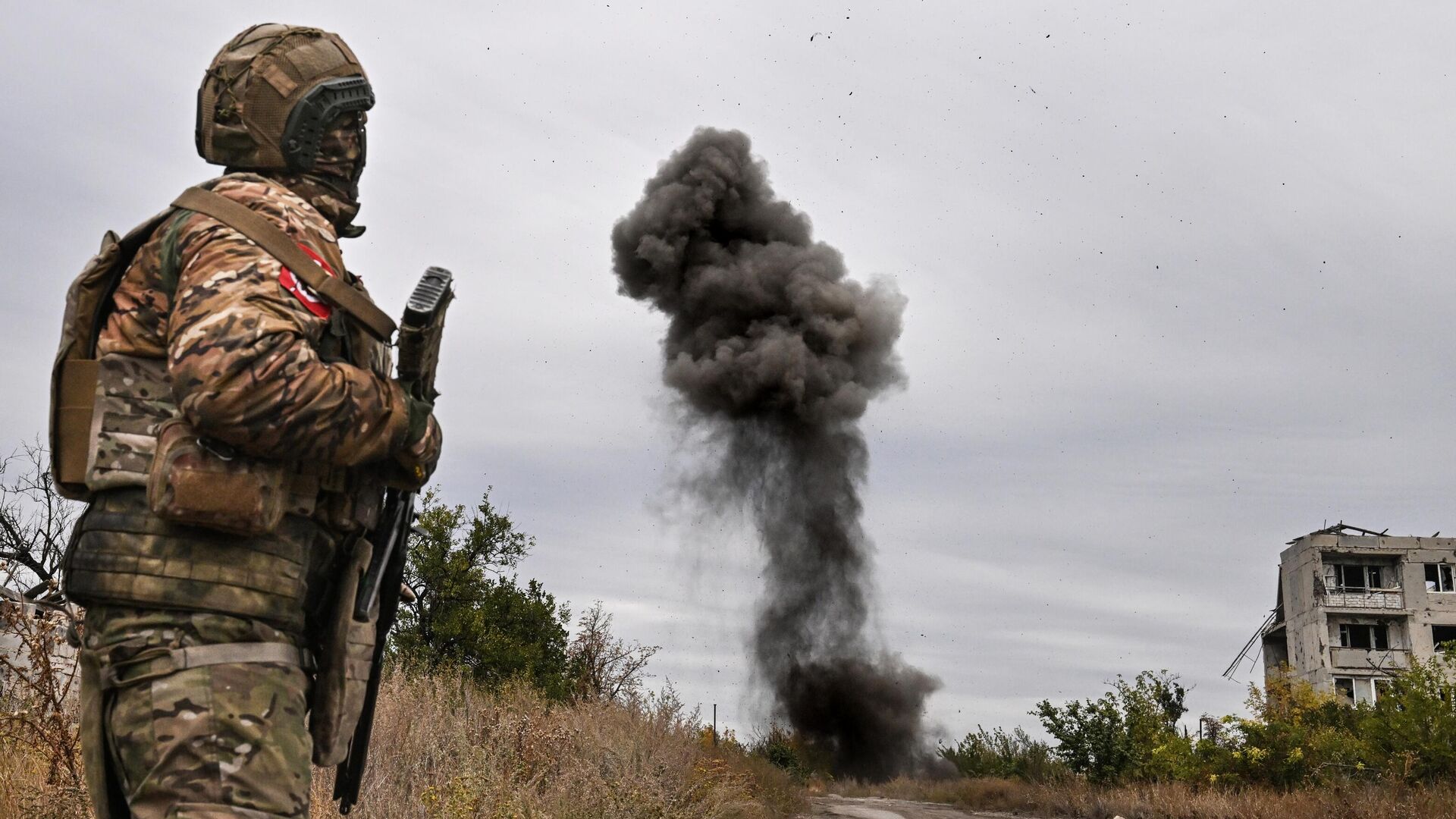 Разминирование освобожденных территорий ДНР саперами группировки войск Центр Разминирование освобожденных территорий ДНР саперами группировки войск Центр - Sputnik Казахстан, 1920, 04.10.2025