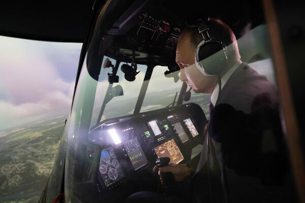 Владимир Путин в тренажере вертолета Ми-171А2 в авиационном учебном центре Улан-Удэнского авиационного завода. - Sputnik Казахстан