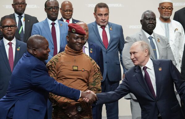 Президент РФ Владимир Путин во время совместного фотографирования с главами делегаций - участниками II Саммита &quot;Россия - Африка&quot; в Санкт-Петербурге. На первом плане слева: президент Мозамбика Филипе Ньюси. - Sputnik Казахстан
