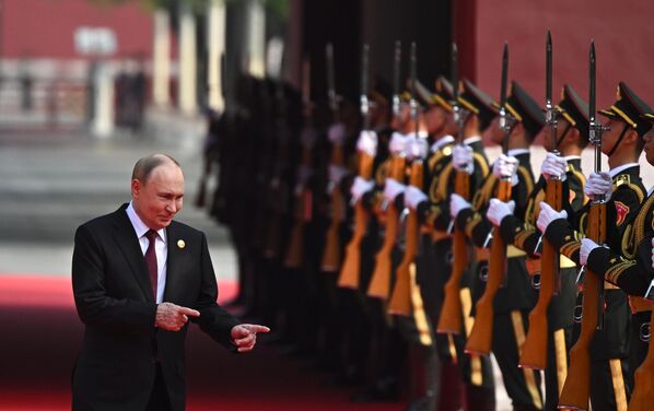 Владимир Путин перед совместным фотографированием глав иностранных делегаций, приглашенных на торжественные мероприятия по случаю 80-й годовщины Победы китайского народа в войне сопротивления Японии и окончания Второй мировой войны. - Sputnik Казахстан