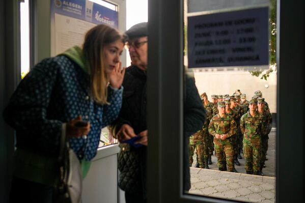 Военнослужащие перед голосованием возле избирательного участка во время парламентских выборах в Кишиневе, Молдова. - Sputnik Казахстан