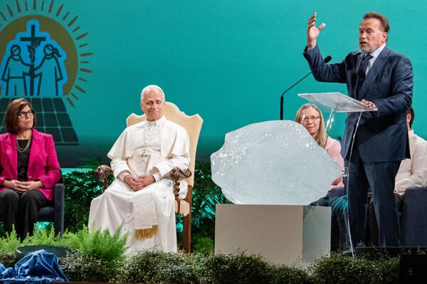 Папа Римский Лев XIV и актер и политик Арнольд Шварценеггер принимают участие в Международной конференции &quot;Вселяя надежду на климатическую справедливость&quot; в Альбано-Лациале, Италия. - Sputnik Казахстан