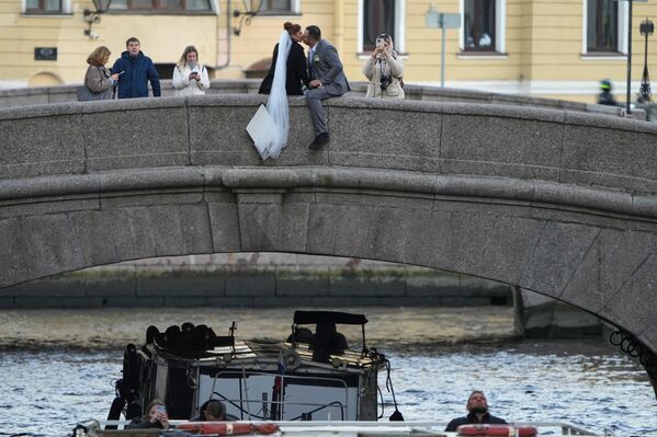 Молодожёны позируют на мосту в Санкт-Петербурге, Россия. - Sputnik Казахстан