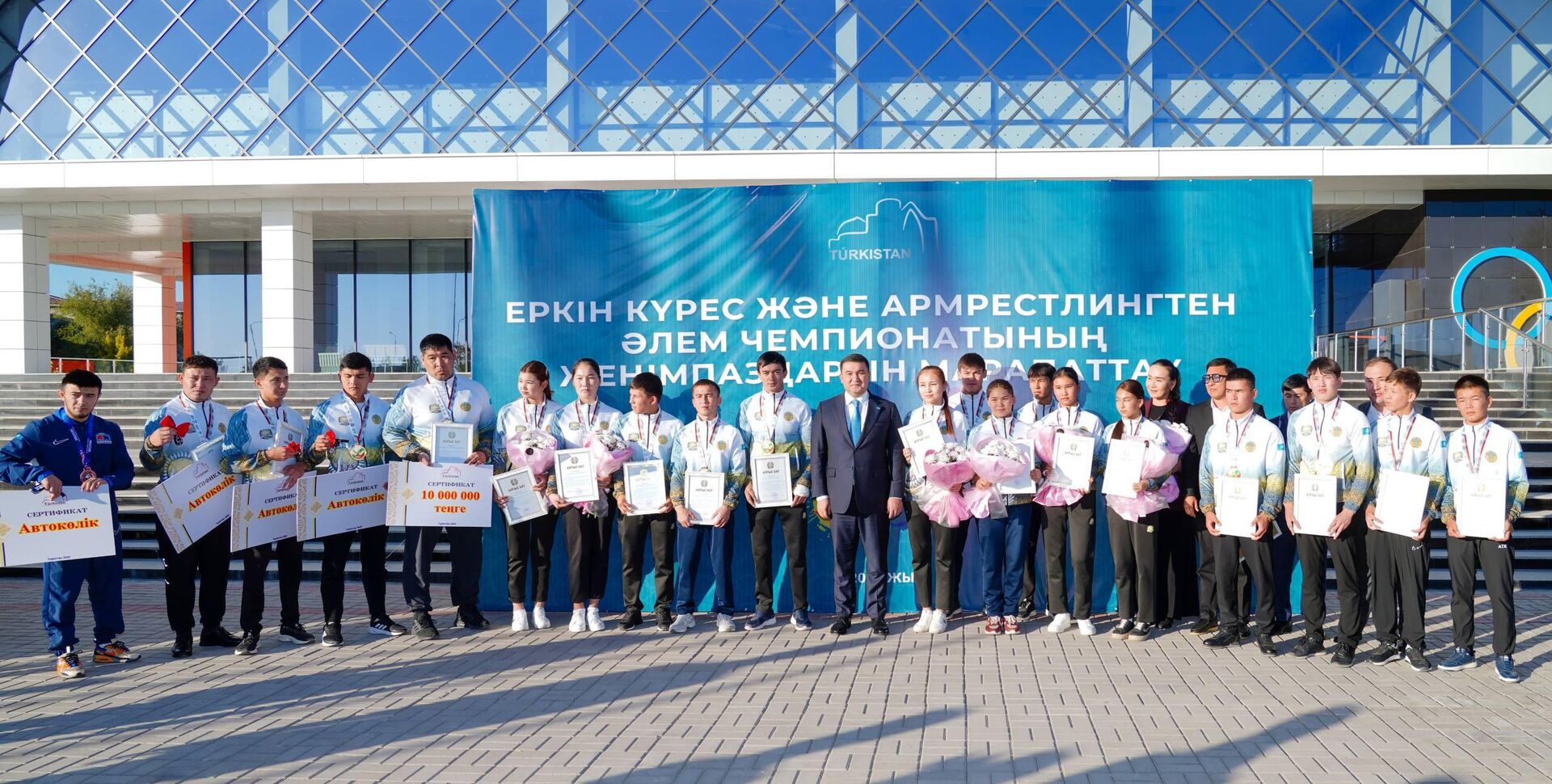Түркістан облысында әлем чемпиондарына 4 автокөлік табысталды - Sputnik Қазақстан, 1920, 03.10.2025