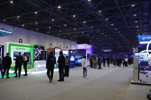 Стартапы и IT-компании представили решения на Digital Bridge 2025 - Sputnik Казахстан