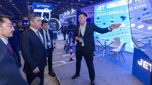 Премьеру Олжасу Бектенову представили беспилотное такси - Sputnik Қазақстан