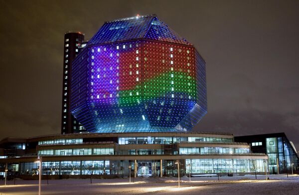 Здание Национальной библиотеки Белоруссии в городе Минск своим футуристическим видом напоминает огромной светящийся разными цветами многогранник.  - Sputnik Казахстан