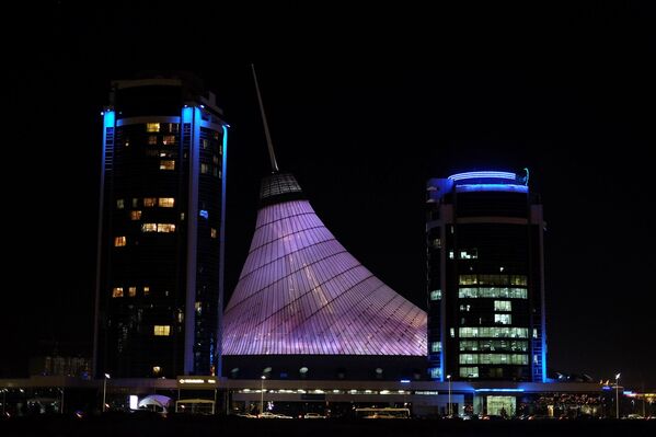 Царь всех шатров и самый уникальный торгово-развлекательный центр в мире - "Хан Шатыр", построенный в столице Казахстана - Астане - в 2010 году.Необычное сооружение вошло в список "современных чудес света" по версии журнала Forbes Style. Его изображение красуется в книге рекордов Гиннесса в номинации самый большой шатер в мире. Его автор - знаменитый архитектор Норман Фостер и астанинский "Хан-Шатыр" - один из его любимых проектов.  - Sputnik Казахстан