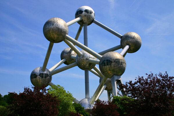 Здание "Атомиум" - одна из главных достопримечательностей Брюсселя, Бельгия. Эффектное сооружение является символом атомного века и мирного использования атомной энергии.Сферы здания соединены между собой трубами и лестницами, эскалаторами и лифтами. Оказавшись в самой верхней сфере, можно полюбоваться наикрасивейшими панорамными видами Брюсселя. - Sputnik Казахстан