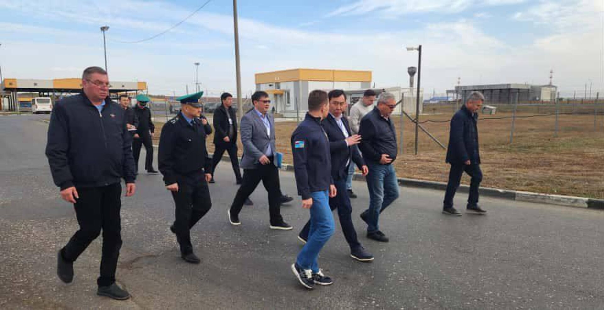 На казахстанско-российской границе состоялось выездное совещание с участием первого замминистра транспорта РФ Валентина Иванова и вице-министра транспорта РК Максата Калиакпарова На казахстанско-российской границе состоялось выездное совещание с участием первого замминистра транспорта РФ Валентина Иванова и вице-министра транспорта РК Максата Калиакпарова - Sputnik Казахстан, 1920, 08.10.2025