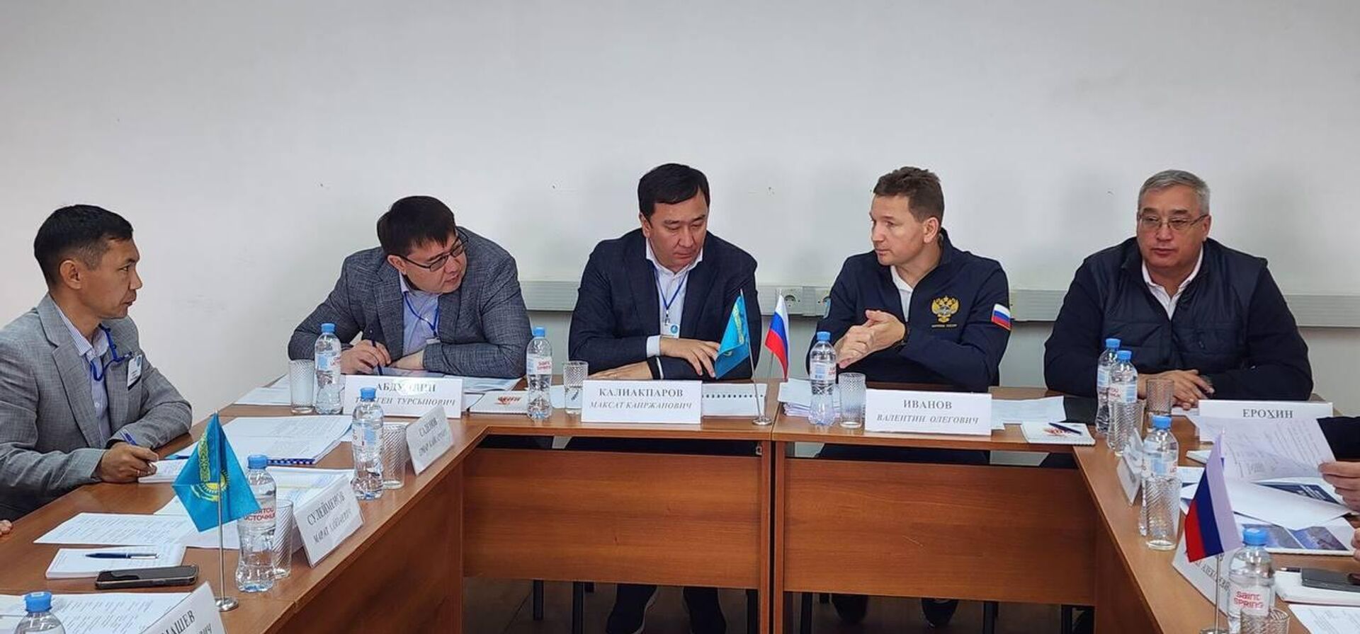 На казахстанско-российской границе состоялось выездное совещание с участием первого замминистра транспорта РФ Валентина Иванова и вице-министра транспорта РК Максата Калиакпарова На казахстанско-российской границе состоялось выездное совещание с участием первого замминистра транспорта РФ Валентина Иванова и вице-министра транспорта РК Максата Калиакпарова - Sputnik Казахстан, 1920, 08.10.2025