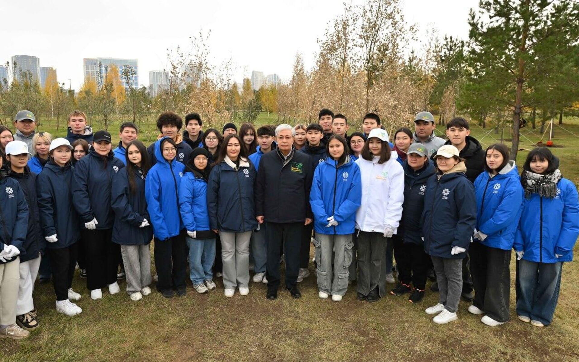 Токаев принял участие в экологической акции Таза Қазақстан - Sputnik Қазақстан, 1920, 11.10.2025