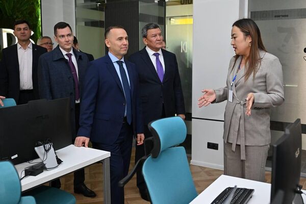 Делегация Курганской области посетила Северо-Казахстанскую область Делегация Курганской области посетила Северо-Казахстанскую область - Sputnik Казахстан