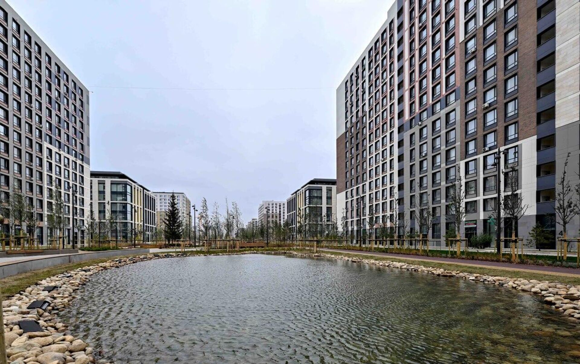 Касым-Жомарт Токаев осмотрел бульвар Greenline в районе Нура Астаны - Sputnik Казахстан, 1920, 11.10.2025