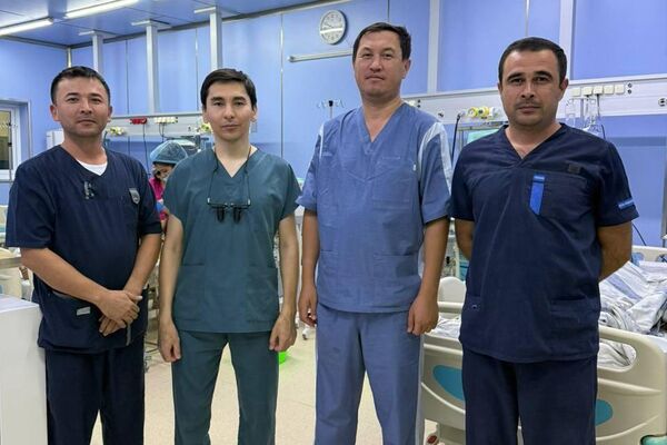 Хирурги казахстанского Национального научного центра хирургии им. А.Н. Сызганова в Ташкенте - Sputnik Казахстан