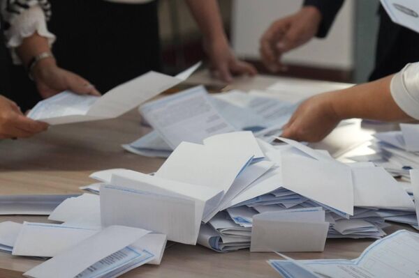 Завершение голосования и подсчет голосов комиссией Завершение голосования и подсчет голосов комиссией - Sputnik Казахстан