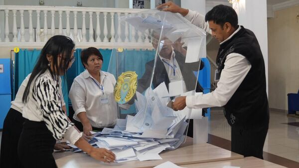 Завершение голосования и подсчет голосов комиссией в Семее - Sputnik Казахстан