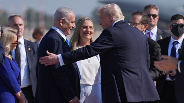 Президент Дональд Трамп приветствует премьер-министра Израиля Биньямина Нетаньяху, архивное фото - Sputnik Казахстан