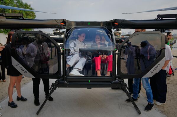 eVTOL полностью электрический. Он вмещает двух человек, умеет вертикально взлетать и садиться и способен совершить 5–6 полётов на высоте 300–500 метров со скоростью до 360 километров в час.  - Sputnik Казахстан