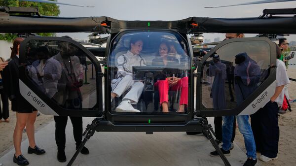 Демонстративный первый полет летающего автомобиля Land Aircraft Carrier в Дубае  - Sputnik Казахстан