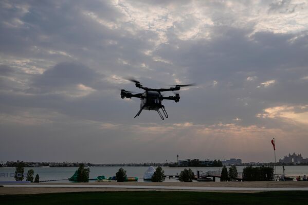 Дебют модели состоялся в Дубае, где XPeng впервые публично продемонстрировала пилотируемый полет своего аэромобиля. - Sputnik Казахстан