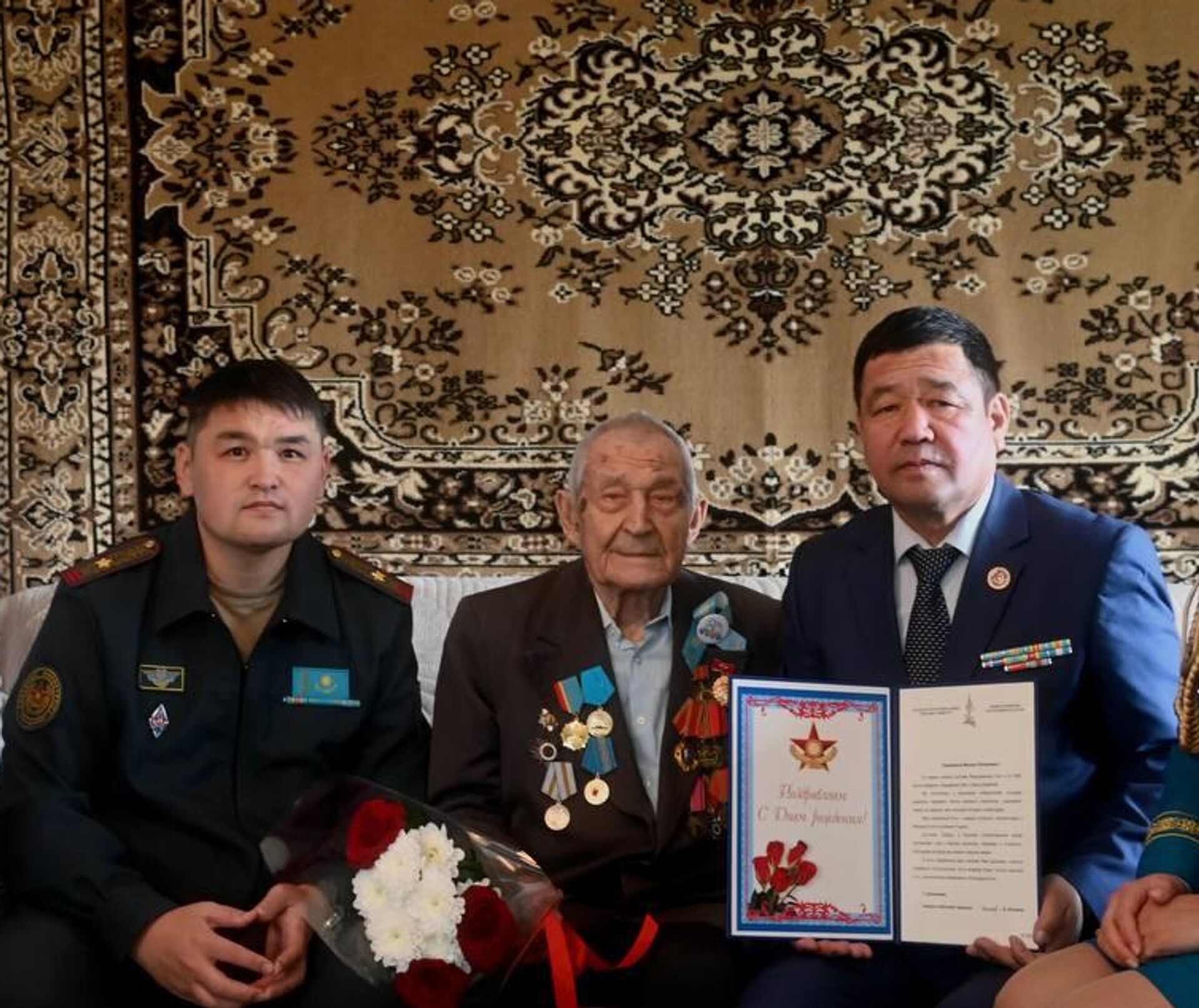 Ветерана ВОВ Михаила Яковлевича Головатюка с днем рождения поздравили военнослужащие в Усть-Каменогорске - Sputnik Казахстан, 1920, 17.10.2025