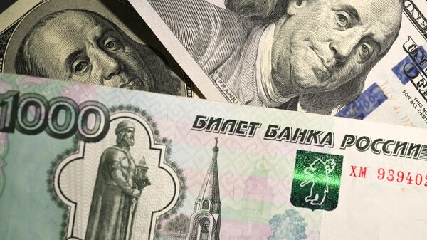 Денежные купюры Банка России и долларов США.  - Sputnik Казахстан