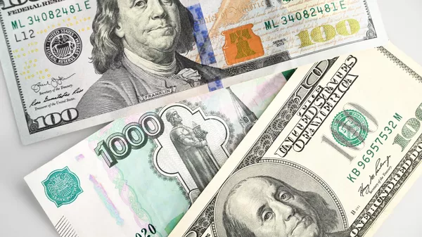 Денежные купюры Банка России и долларов США.  - Sputnik Казахстан