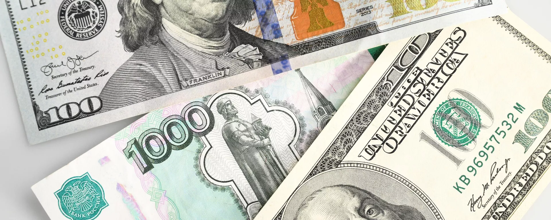 Денежные купюры Банка России и долларов США.  - Sputnik Казахстан, 1920, 17.10.2025